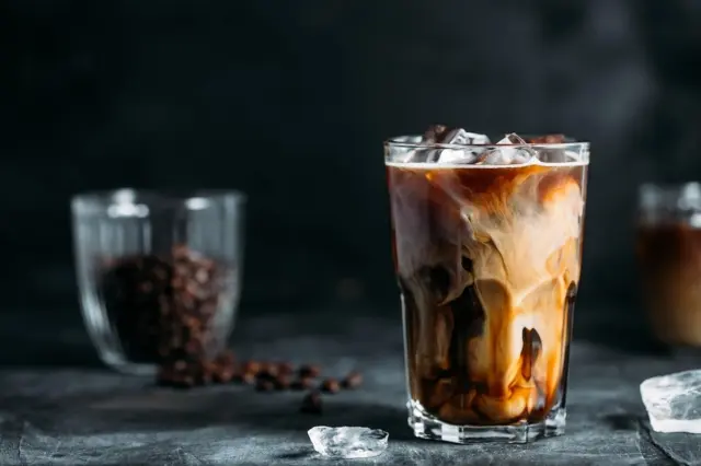 Café gelado servido em copo, ilustrando diferentes formas de apreciar o café no Dia Internacional do Café.