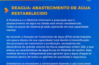 Fundo azul com título 'COMUNICADO' e destaque 'DEAGUA: ABASTECIMENTO DE ÁGUA RESTABELECIDO', texto informativo, logotipo do DEAGUA e ícone de torneira com gota
