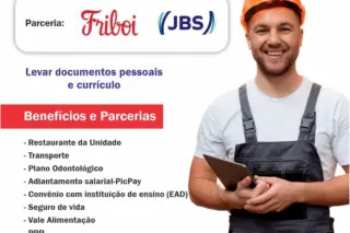 Homem sorridente com capacete laranja e macacão segurando um tablet ao lado de cartaz com logos Friboi e JBS, título 'Feirão de Empregos em Barretos' e lista de benefícios