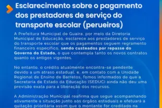 Cartaz azul com o título "COMUNICADO" e texto explicativo sobre o pagamento dos prestadores do transporte escolar; logotipos no rodapé