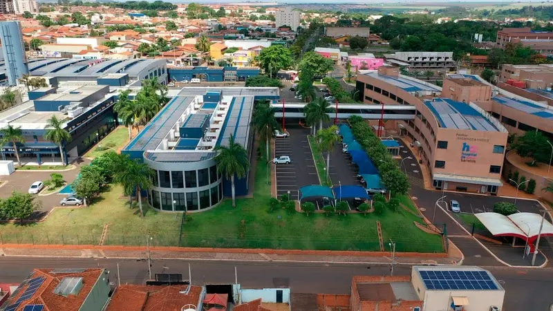 vista aérea do complexo hospitalar com vários prédios e estacionamento