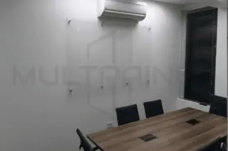 Lousa de vidro transparente instalada na parede de uma sala de reuniões